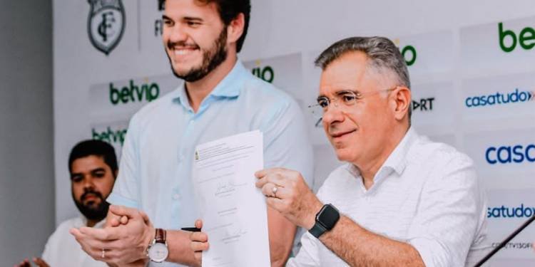 Prefeito Bruno Cunha  Lima ao receber apoio de Arthur Bolinha