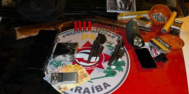 Armas e drogas apreendidas pela polícia militar em São Bento 