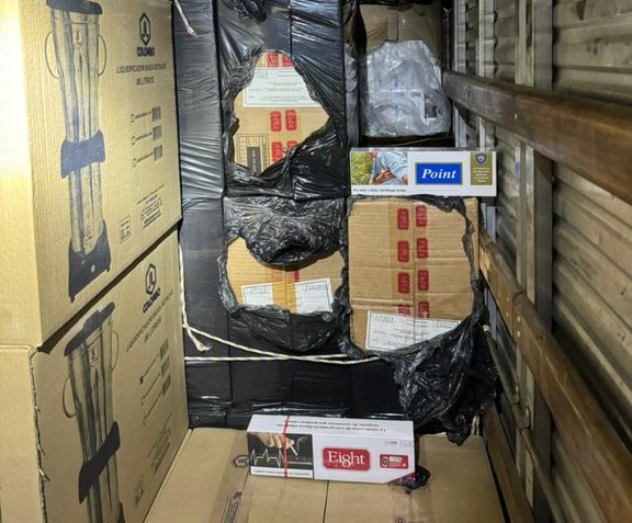 Apreensão caminhão com 300 caixas de cigarros ilegais