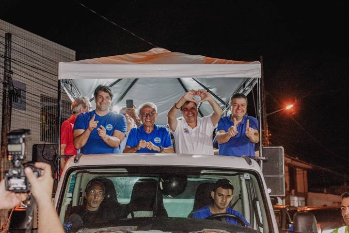 Cicero Lucena em caminhada pelas ruas de João Pessoa