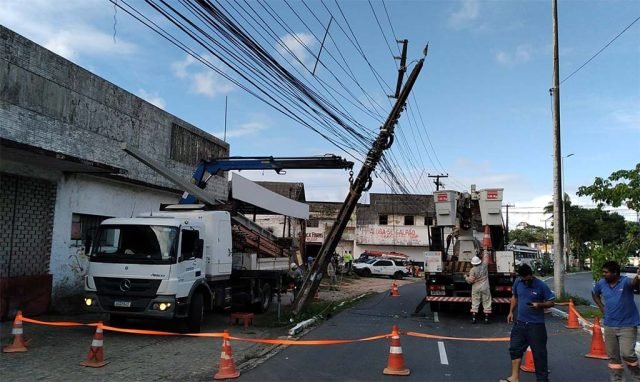 Colisão com poste de energia