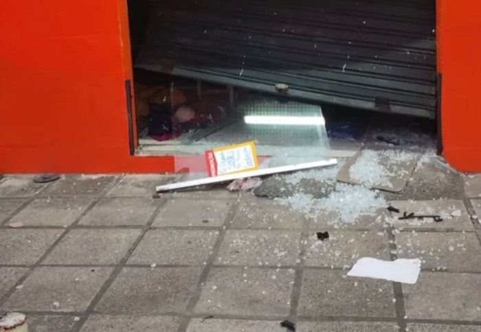 Loja arrombada na cidade de João Pessoa