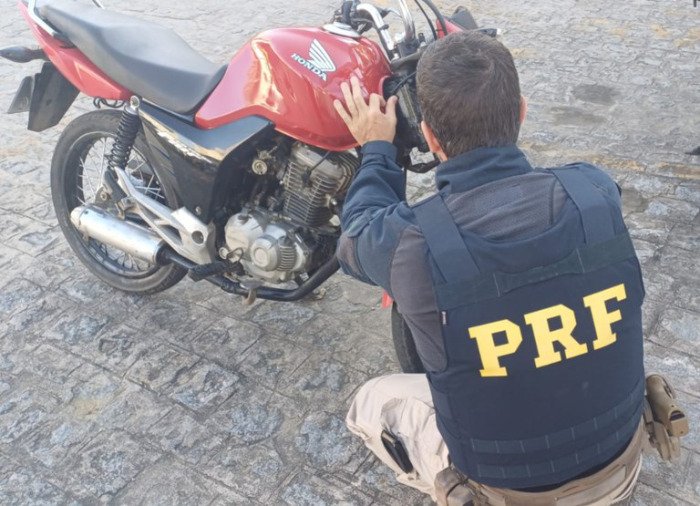 Moto com sinais identificadores adulterados apreendida pela PRF