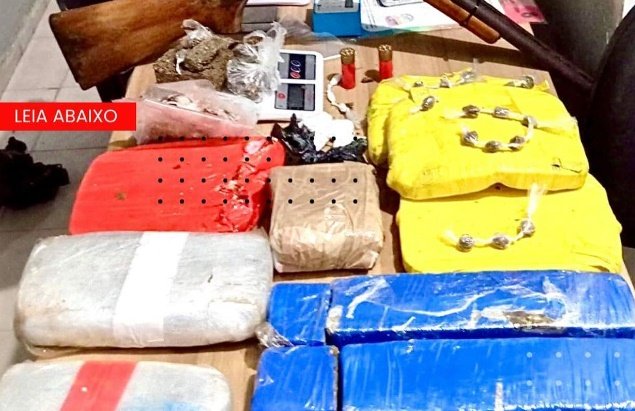 Grande quantidade de drogas e espingarda calibre doze são apreendidas em ação da PM, na cidade de Sousa