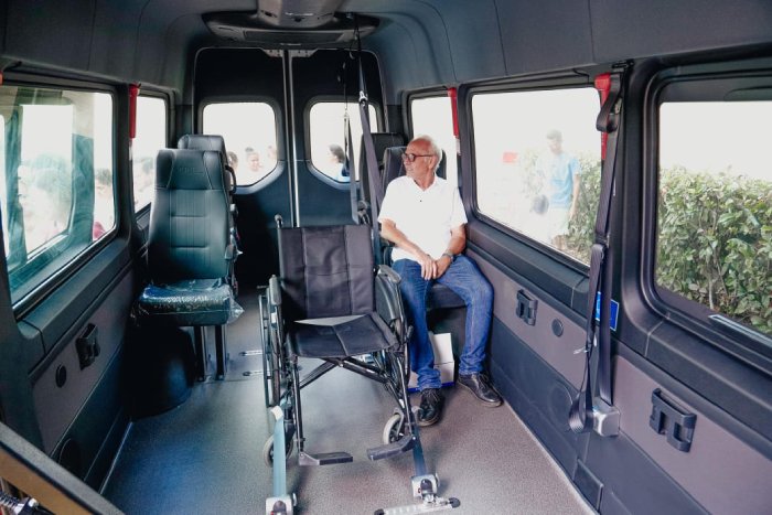Doação de van adaptada para pacientes do Centro de Doenças Raras