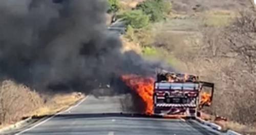 Caminhão consumido por chamas na BR-405