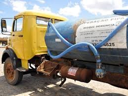 Abastecimento de água por Carro-Pipa no Sertão da Paraíba