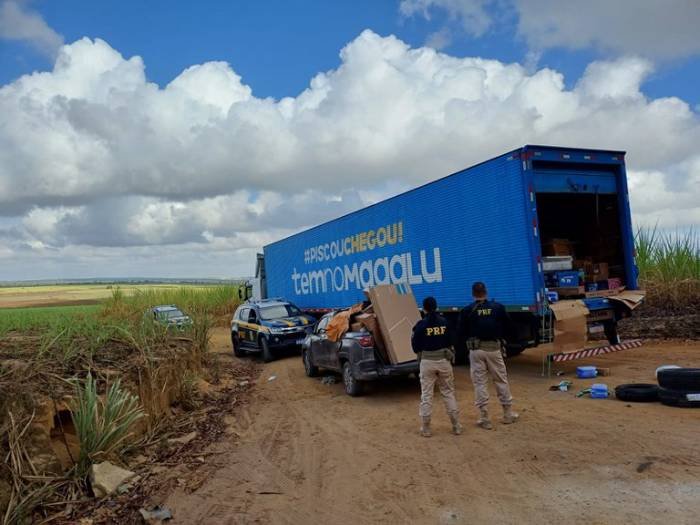 Caminhão de empresa varejista com mercadorias e picape furtada