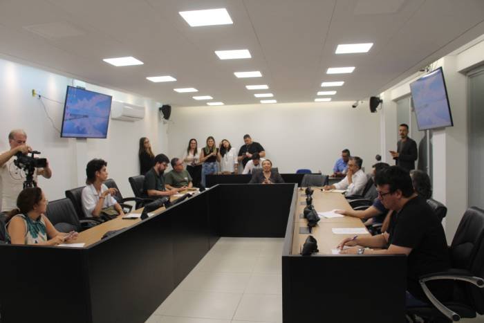 Debate sobre regulamentação do uso de celulares em salas de aula