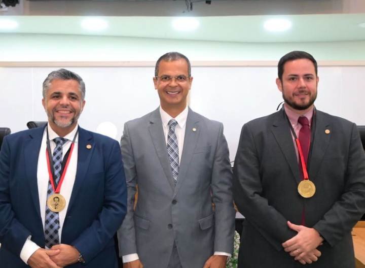 Homenageados ao lado do Deputado Estadual, Jutay Menezes