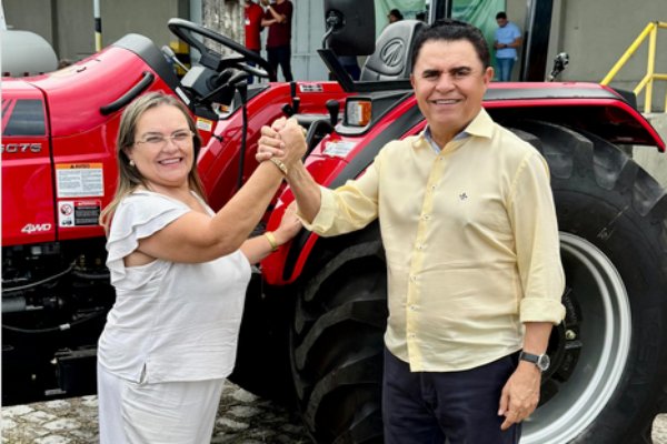 Entrega de um trator para o município de Olivedos