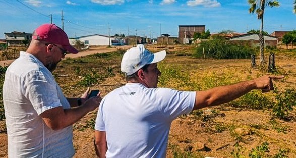 Técnico da Caixa e Secretário de Infraestrutura inspecionam terreno para nova escola do FNDE, em Aparecida