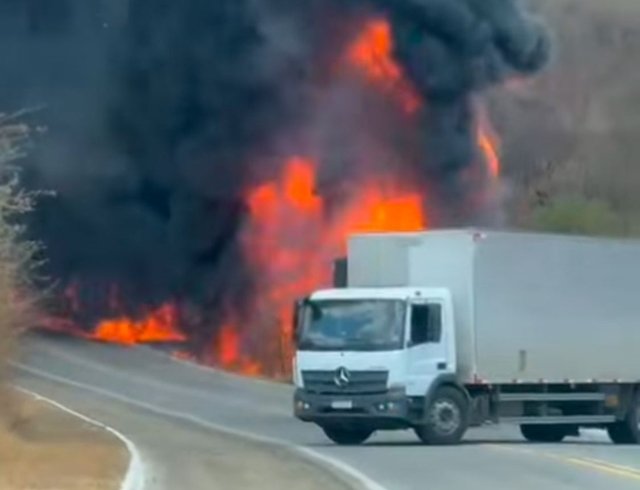 Caminhão de combustíveis pega fogo na BR 230 na serra de Santa Luzia