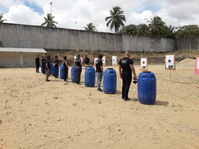 Policiais recebem armas, munições, coletes e algemas