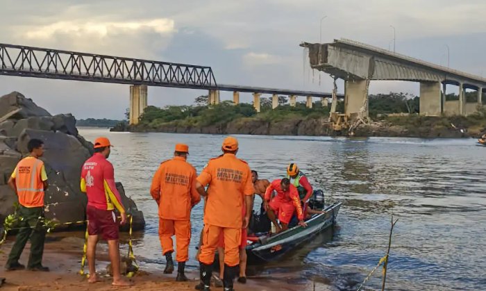Seis o número de corpos resgatados de queda de ponte