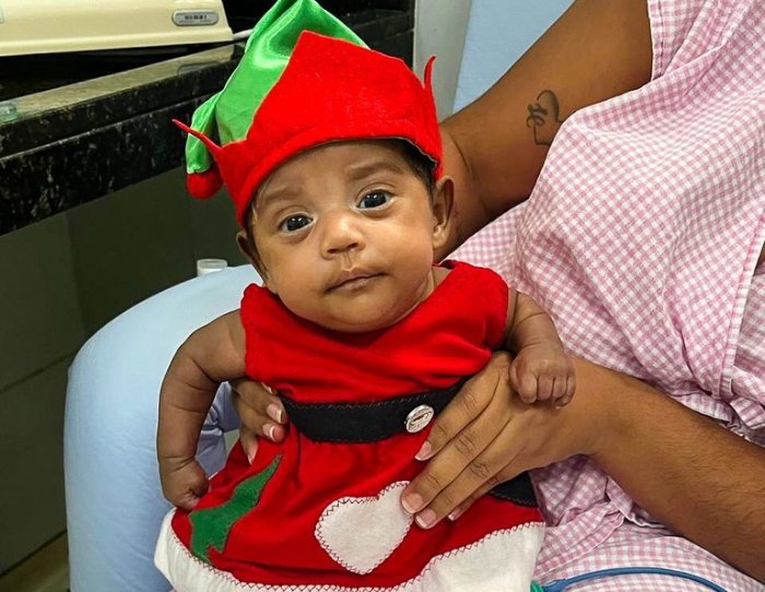 Roupinhas vermelhas e gorro de papai Noel para comemorar o Natal