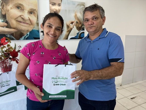Entrega de aparelhos auditivos a pacientes