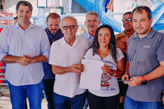 Certidões de regularização fundiária para 37 famílias de pescadores da Penha