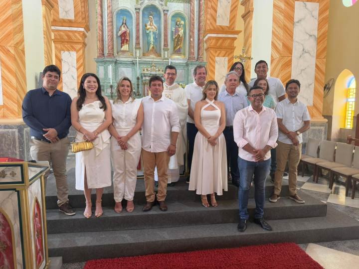 Prefeito Helder Carvalho recebe as mãos durante missa na Igreja Matriz