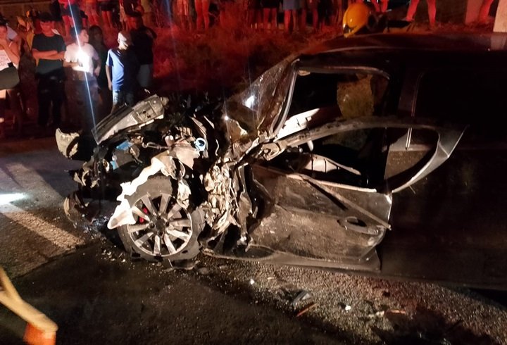 Carro parcialmente destruído em colisão com Caminhão 