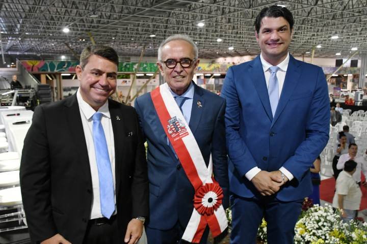 Donho dá posse ao prefeito e vice em João Pessoa