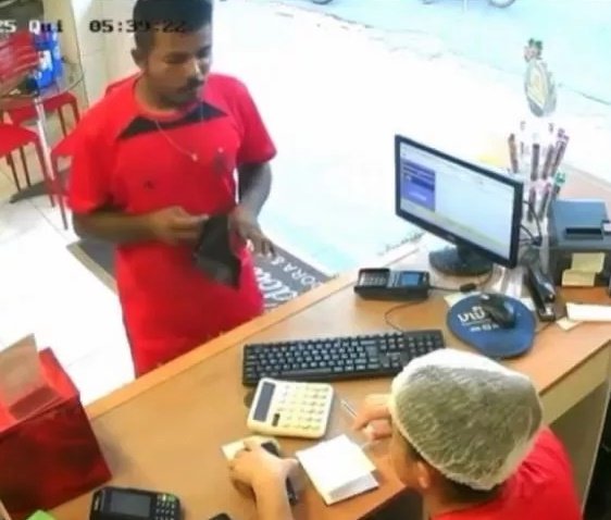 Imagens de câmeras de segurança do circuito interno da padaria 
