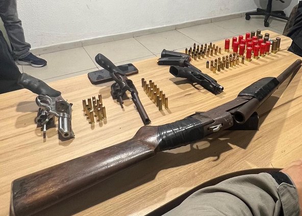 Apreensão de armas e farta quantidade de munição