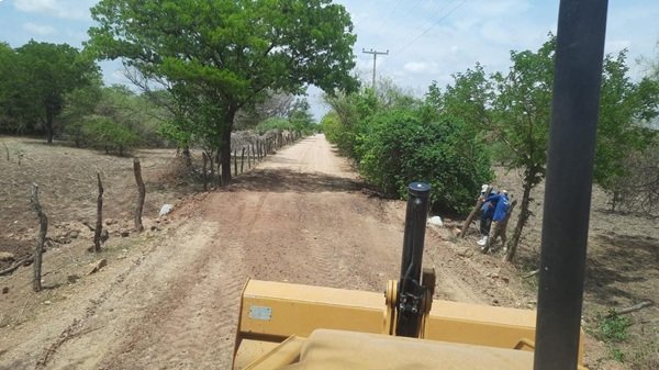 Serviço de drenagem em três pontos de estrada vicinal de Carnaubinha