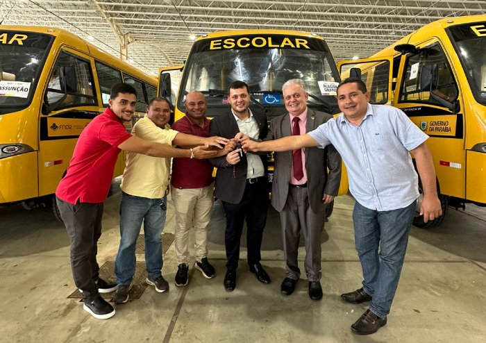 Deputado Bosco Carneiro celebra entrega de ônibus escolares ao lado do Governador João Azevêdo