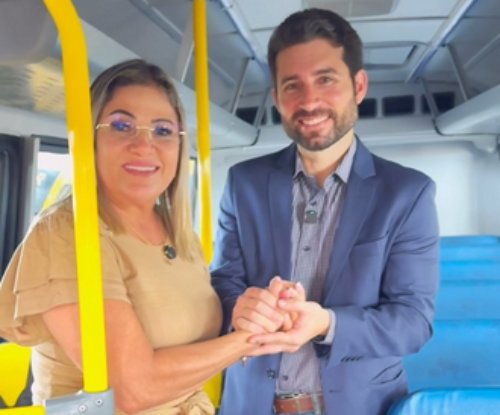 Entrega de novos ônibus escolares