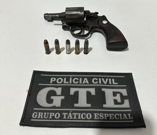 Prisão de homem acusado de porte ilegal de arma de fogo