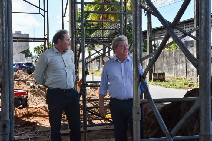 João Azevêdo inspecionando obras de mobilidade urbana em João Pessoa