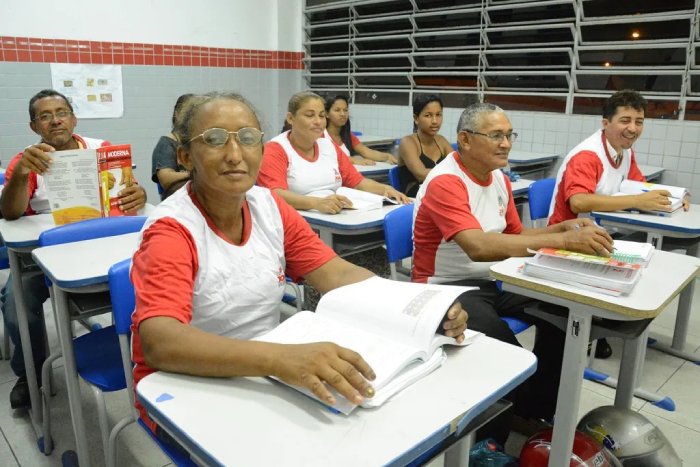 Projeto Escola de Gente Grande para jovens, adultos e idosos