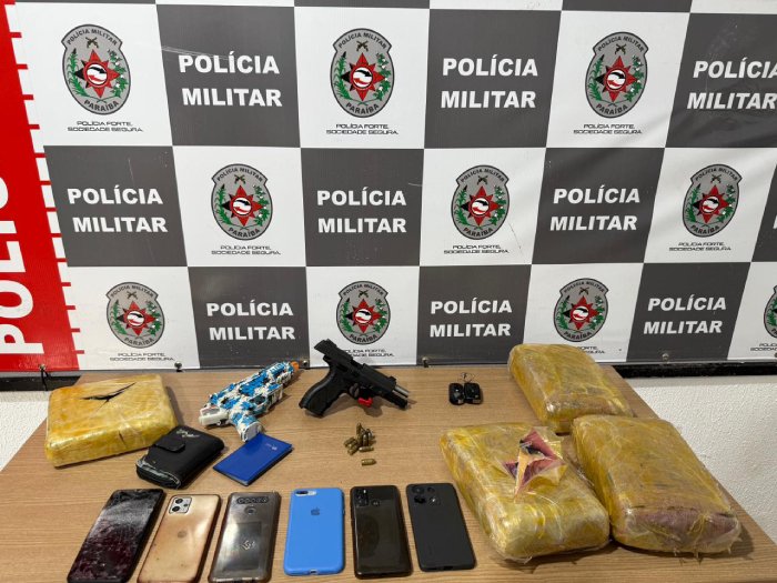 Presos com carro roubado, arma e drogas