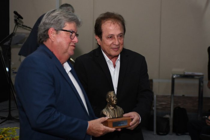 Governador e primeira-dama são homenageados com troféu Waldemar Duarte em reconhecimento ao trabalho de fomento ao turismo e artesanato