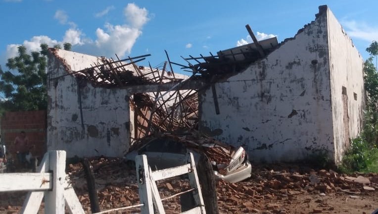 Imagem do desabamento de prédio na zona rural de Pombal 