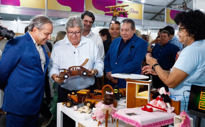 Assinaturas de concessão de microcrédito a artesãos