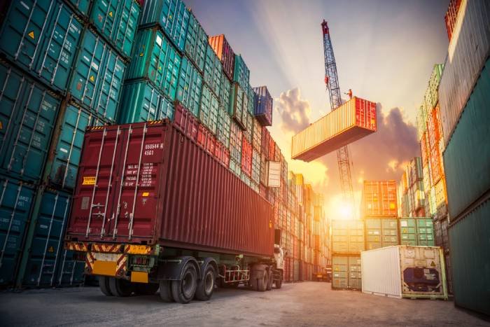 Balança comercial cai 65,1% em janeiro