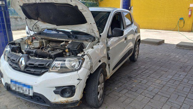 Apreensão de carros roubados e um veículo com irregularidade