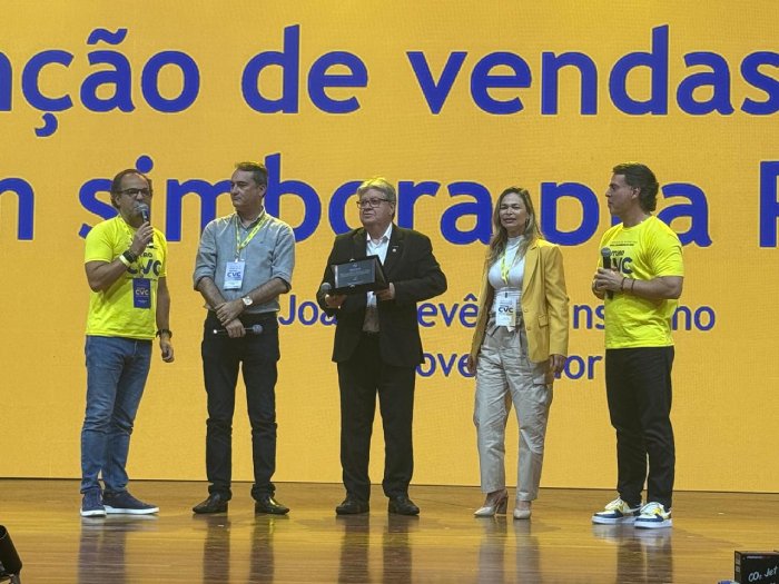 Homenagem a João Azevêdo durante evento da CVC