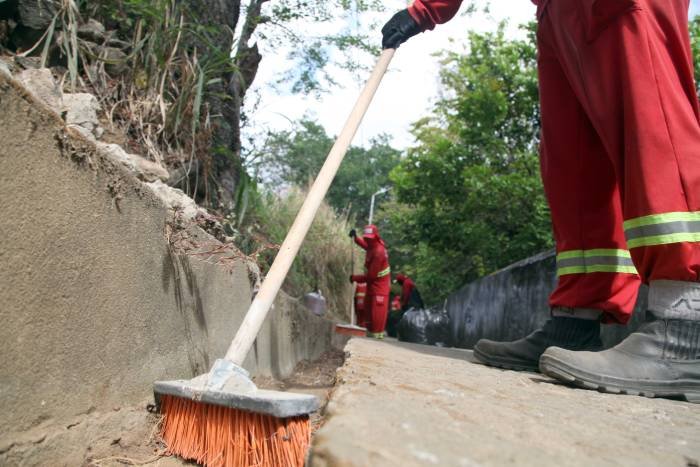 Agentes da Autarquia Especial Municipal de Limpeza Urbana (Emlur)