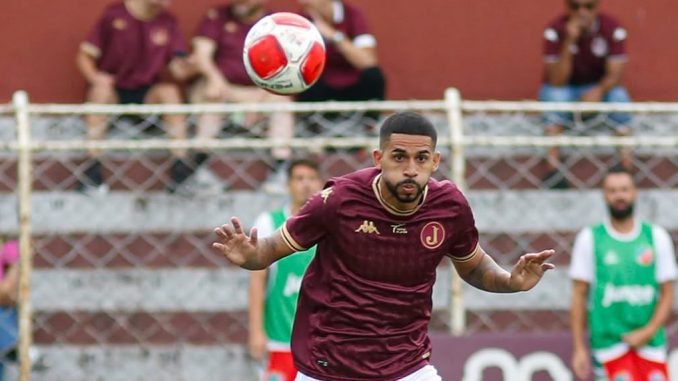 Lateral-direito Diego Ferreira, de 28 anos, ex-Betim-MG