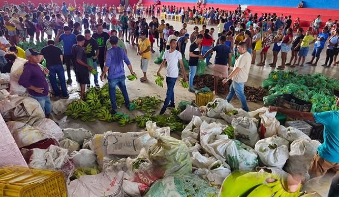 Entrega de cestas de alimentos em Aparecida 