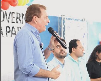 Entrega de kits escolares e fardamentos para estudantes da rede pública estadual