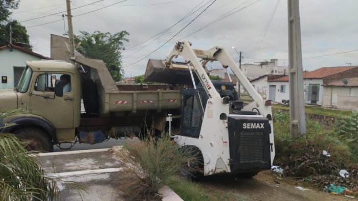 Trabalho de limpeza no bairro Frei Damião, em Sousa