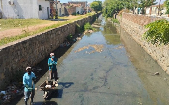 Serviço de limpeza do Canal do Estreito