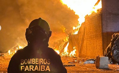 Bombeiros combatem grande incêndio em empresa na cidade de Sousa