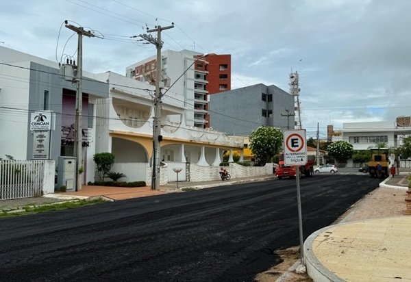 Prefeitura de Sousa realiza serviço de asfaltamento em rua no centro da Cidade