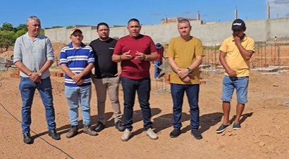 João Neto visita canteiro de obras da nova Escola Padrão no Assentamento Acauã em Aparecida 