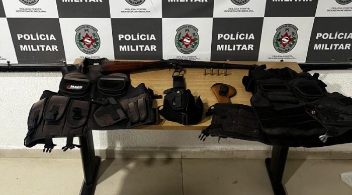 Apreensão de arma e capas de coletes balísticos em JP